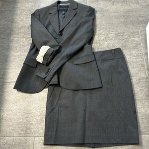 Stunning Dark Grey 2 Piece Women’s Blazer/Skirt Banana Republic Suit
